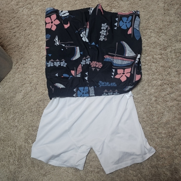 Quicksilver Lined Board Shorts Size Small - Picture 7 of 7